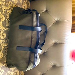 Everlane Twill Weekender bag in dark green with leather handles